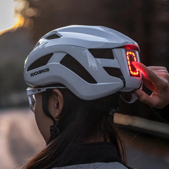 ROCKBROS Kask rowerowy ze zintegrowanym oświetleniem wielokierunkowym