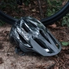ROCKBROS Kask na rower górski z regulowanym daszkiem zapięciem