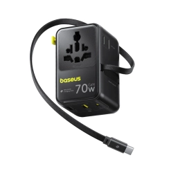 Czarny adapter podróżny Baseus EnerCore CG11 70 W z wysuwanym kablem USB-C i wtykami podróżnymi.