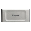 Kompaktowy zewnętrzny dysk SSD Kingston XS2000 1 TB, model SXS2000/1000G, w srebrno-czarnej obudowie.